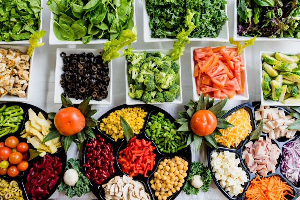 低醣飲食菜單在主食的挑選上應儘量避免精緻澱粉，並且多吃蔬菜水果。圖片來源：Unsplash。